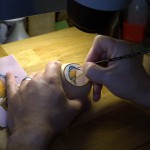 Les mains du graveur réalisant une miniature sur cadran