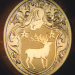 Gravure d’une chevalière en or avec des armoiries